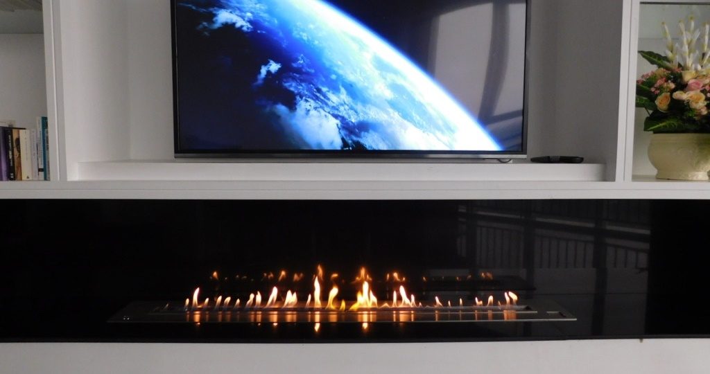 Bio ethanol fireplace and television