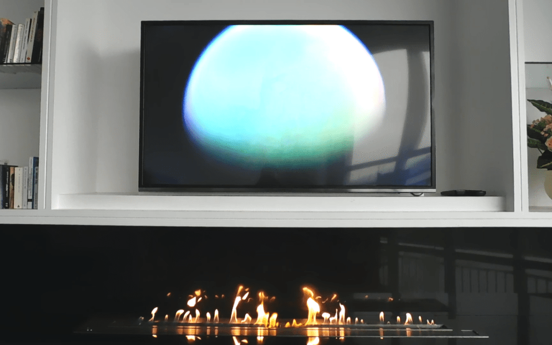 Bruciatore a bioetanolo e TV: un’idea moderna di decorazione AFIRE
