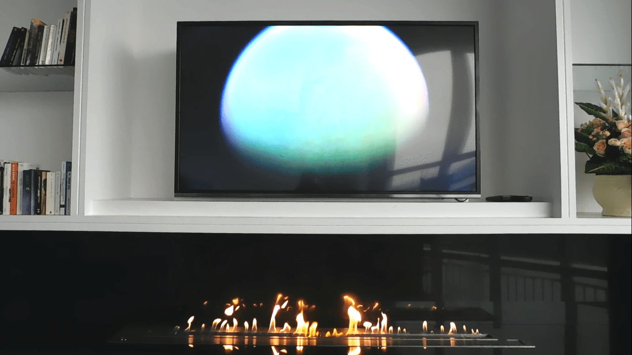 Bruciatore a bioetanolo e tv: un'idea moderna di decorazione afire Caminetti con tv vicino