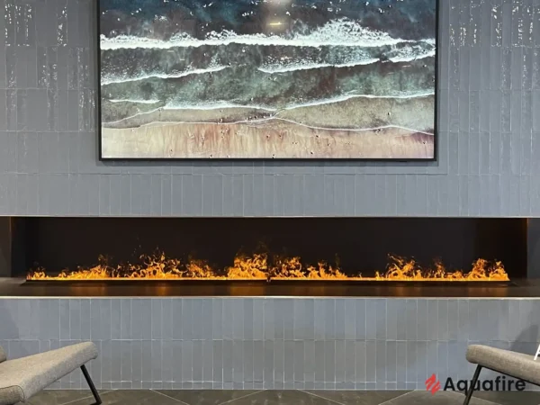 Camino elettrico ad acqua incassato sotto un quadro moderno – soluzione di design per una decorazione elegante
