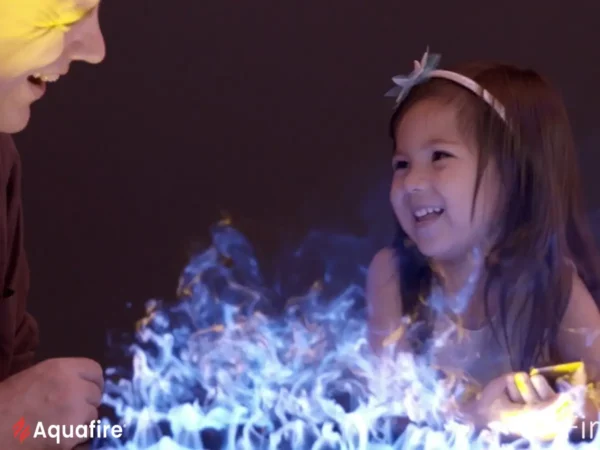 Enfant fascinée par les flammes froides d'une cheminée à vapeur d'eau