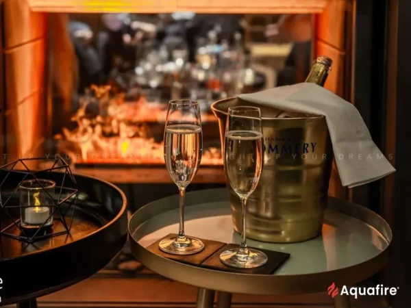Festliche Stimmung mit Wasserdampf-Kamin und Champagner – elegantes Ambiente für besondere Anlässe