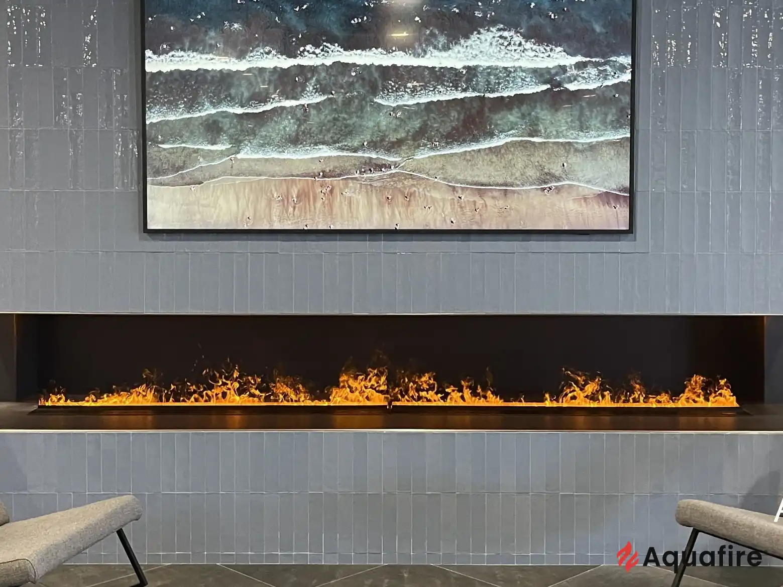 Ingebouwde waterdamp haard als designdecoratie onder een modern schilderij – Aquafire door AFIRE