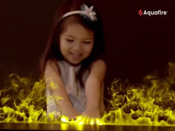 Petite fille jouant avec les flammes froides d'une cheminée à vapeur