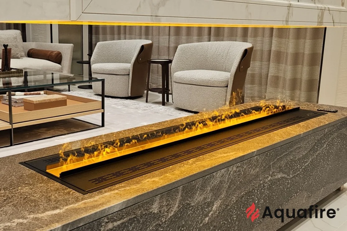 Camino elettrico ad acqua integrato in un progetto decorativo residenziale